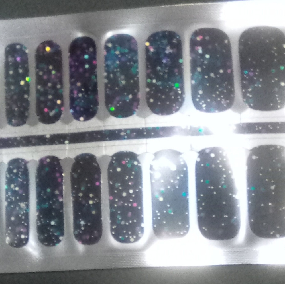 Black w/ jumbo glitter 💅